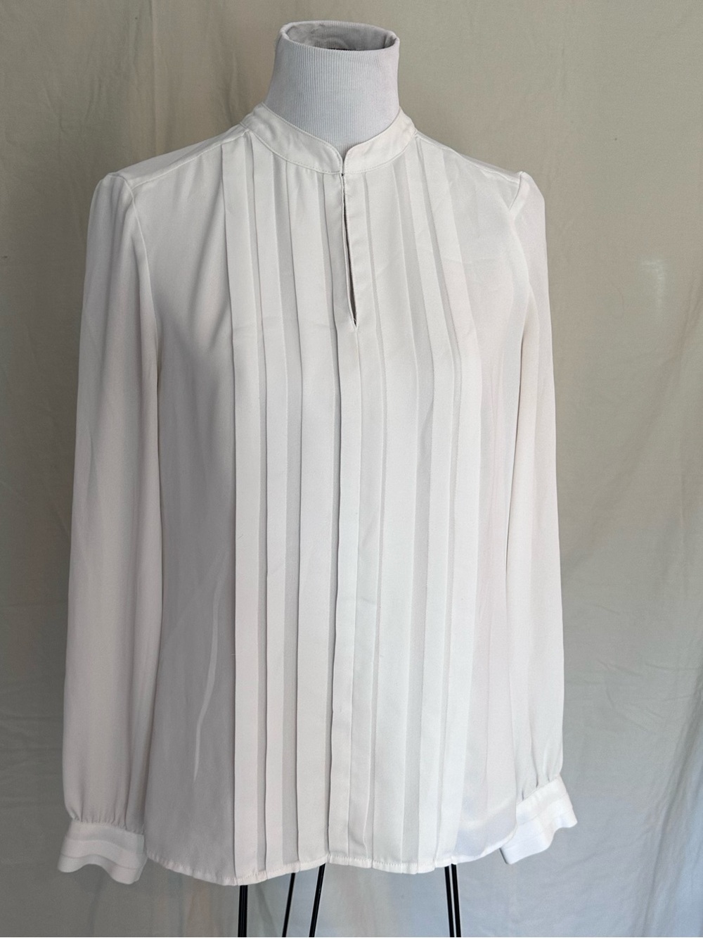 White House Black Market White Pleated Long-Sleeve Blouse size 10 lined keyhole